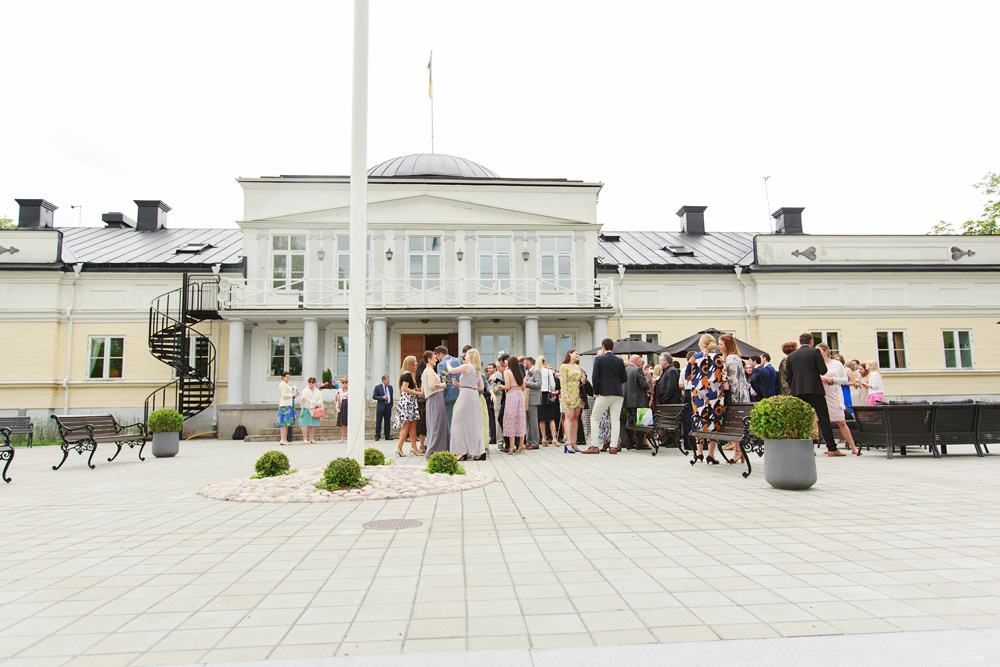 Gästerna samlade framför slottet på bröllop på Gränsö slott - bröllopsfotograf Phia Bergdahl Västervik