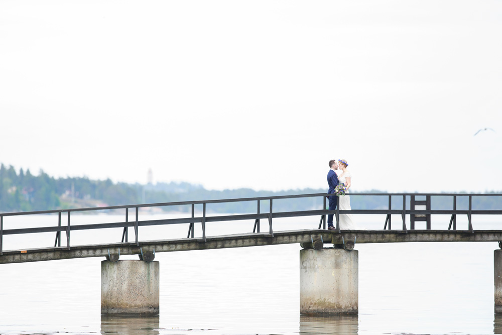 Brudpar på bron på bröllop på Gränsö slott - bröllopsfotograf Phia Bergdahl Västervik