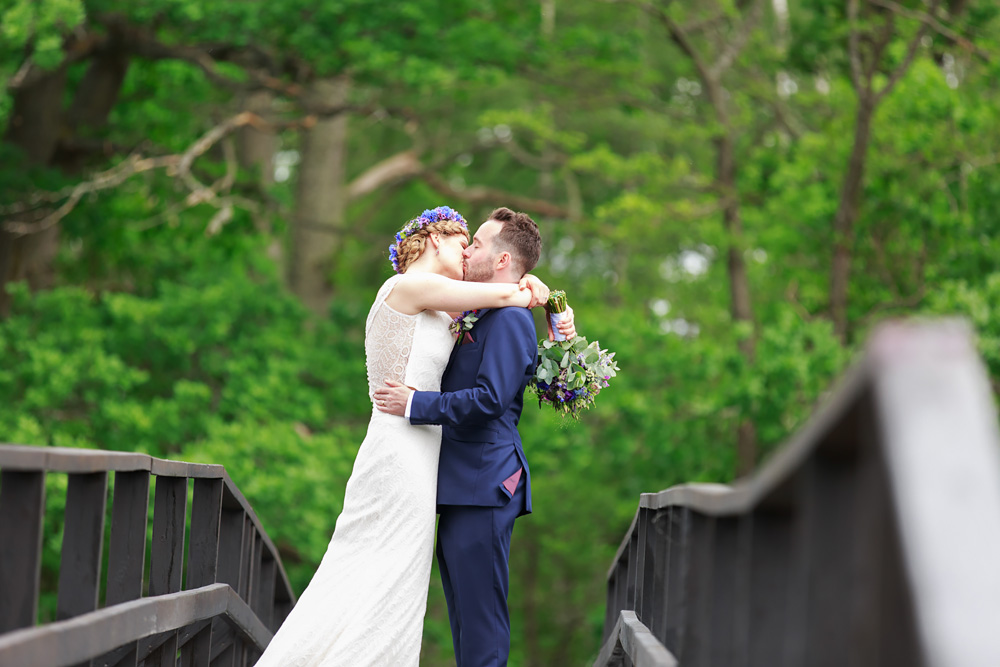 Kyss på bron på bröllop på Gränsö slott - bröllopsfotograf Phia Bergdahl Västervik
