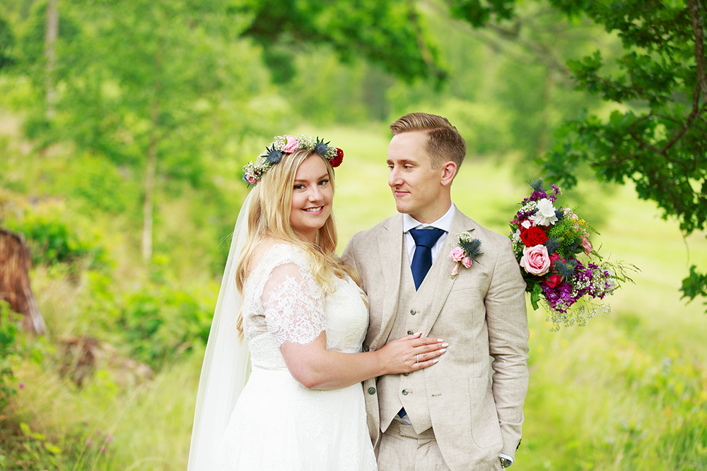 Brud och brudgum i äppellunden, bröllopsfotograf Phia Bergdahl Västervik
