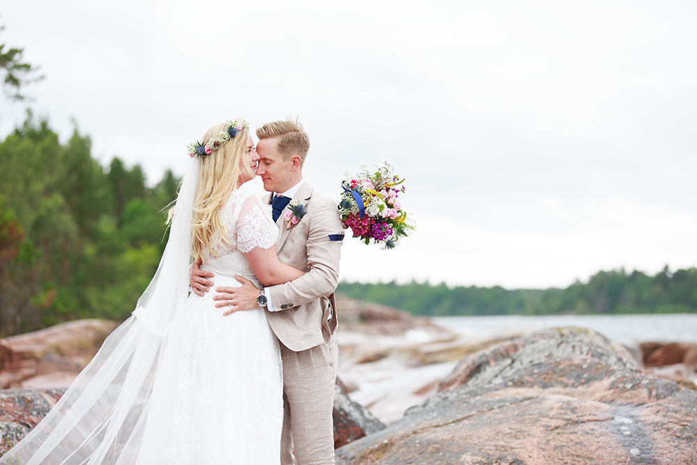 Brudpar på klipporna vid Skanvik, bröllopsfotograf Phia Bergdahl Västervik
