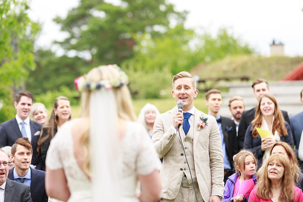 Brudgummen sjunger på bröllop på Kulbacken, bröllopsfotograf Phia Bergdahl Västervik