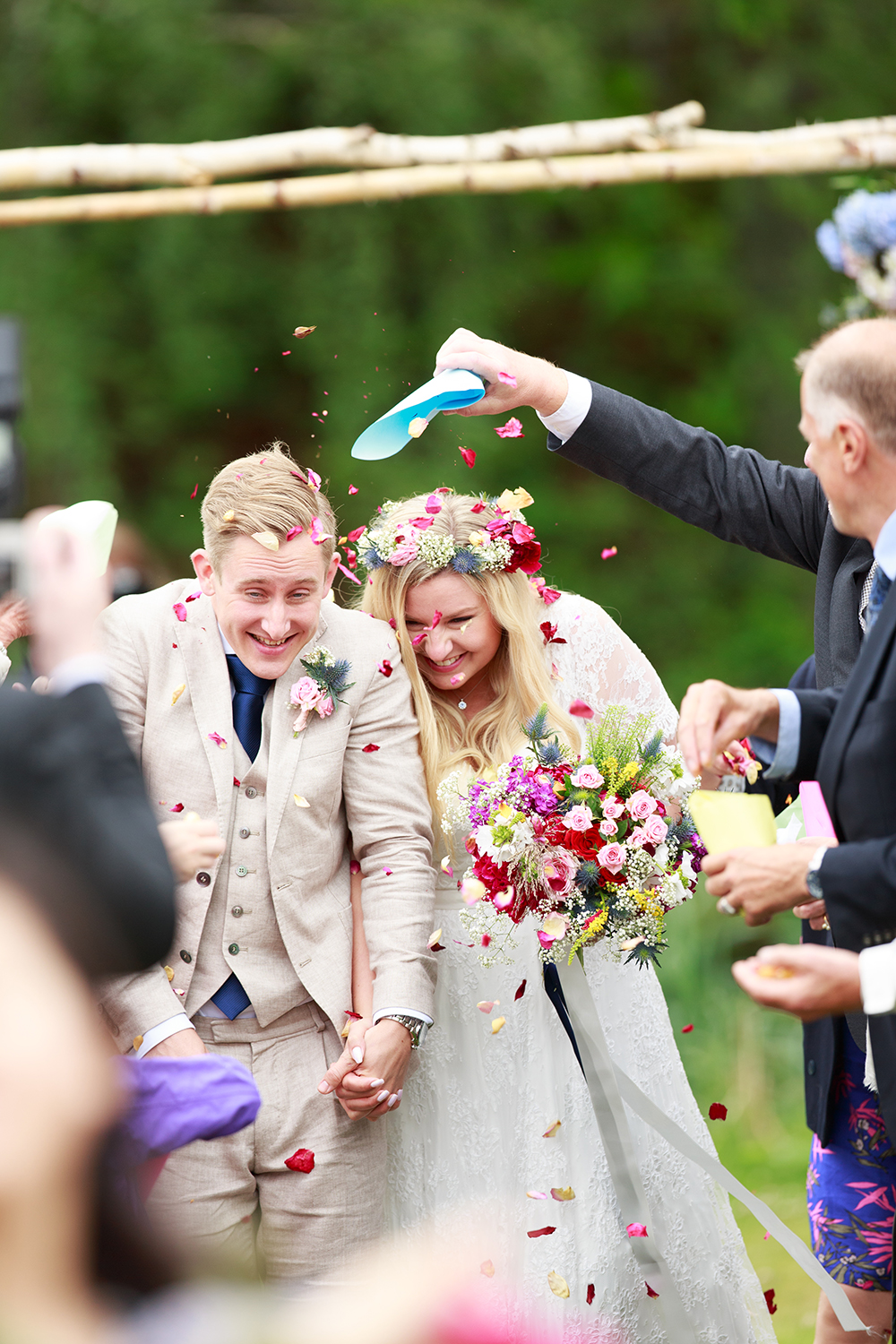 Brudpar får rosblad kastade på sig på bröllop på Kulbacken, bröllopsfotograf Phia Bergdahl Västervik