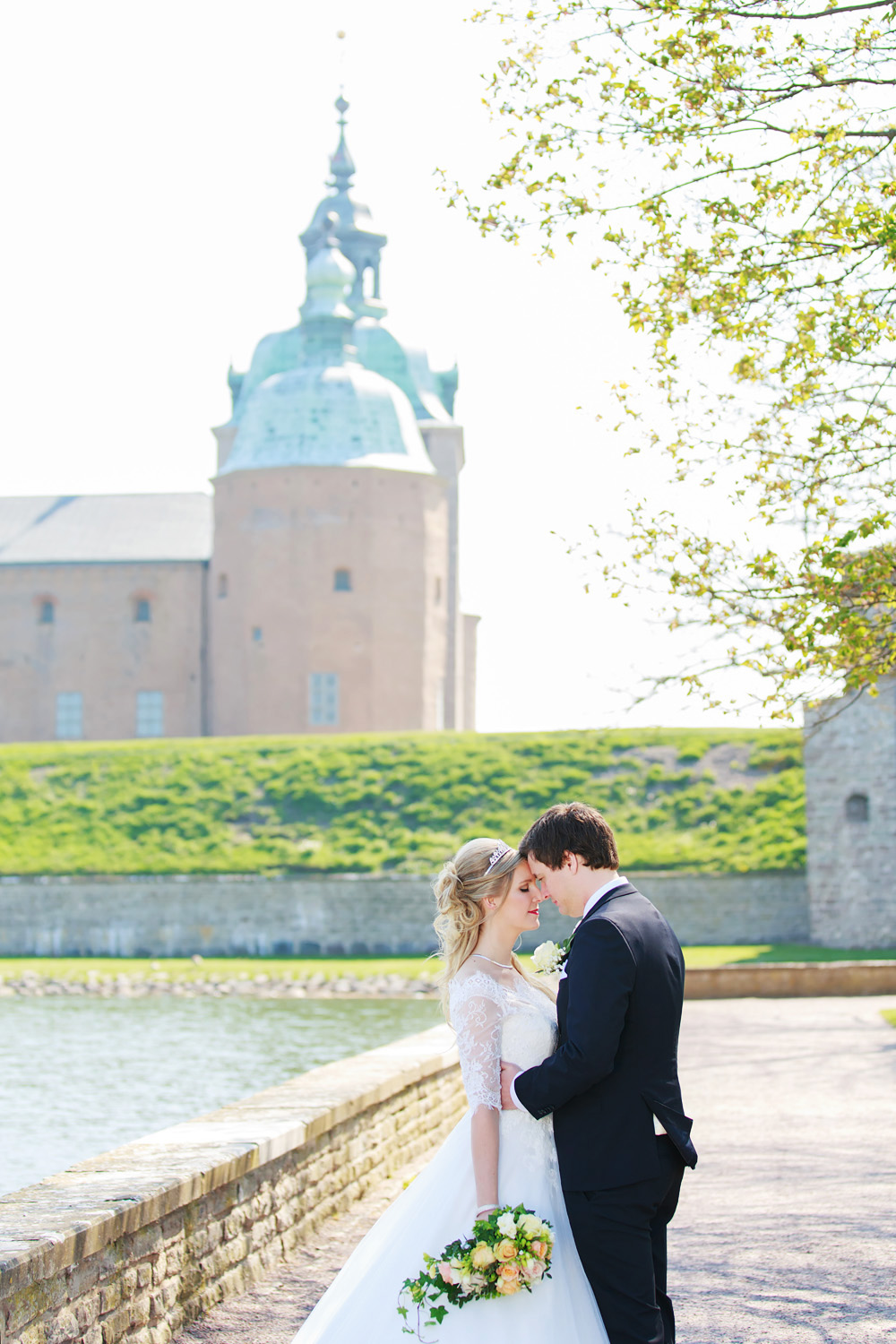 Brudpar framför Kalmar slott - bröllopsfotograf Phia Bergdahl Västervik