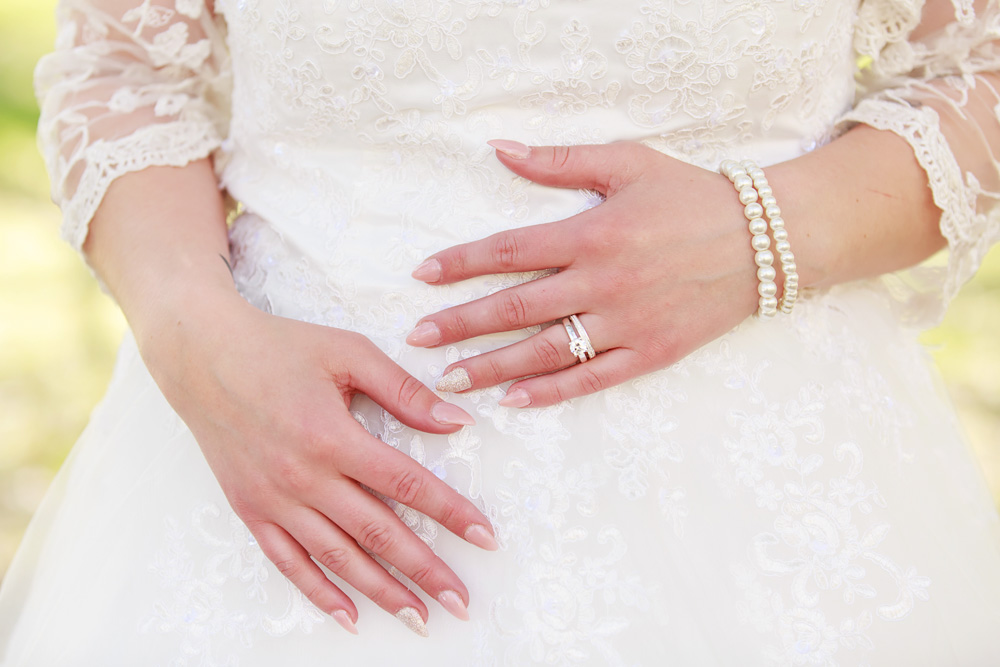 Detaljbild på brudens händer - bröllopsfotograf Phia Bergdahl Västervik
