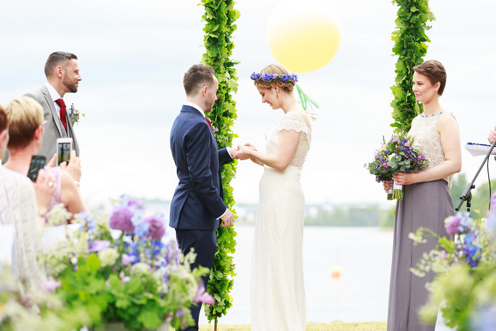 Bruden sätter på ringen på bröllop på Gränsö slott - bröllopsfotograf Phia Bergdahl Västervik