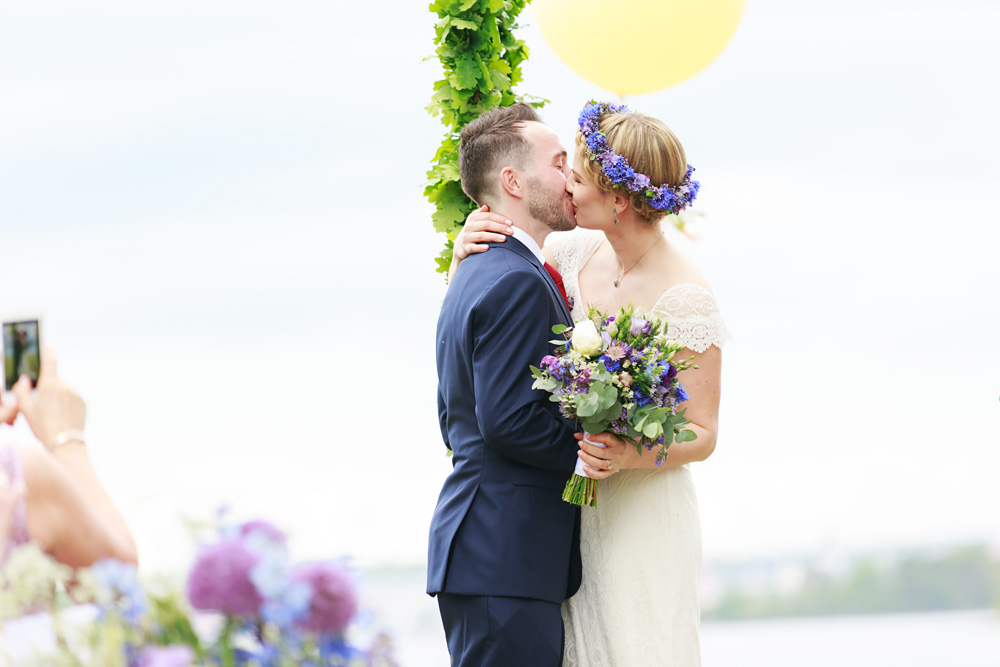 Kyssen! Bröllop på Gränsö slott - bröllopsfotograf Phia Bergdahl Västervik