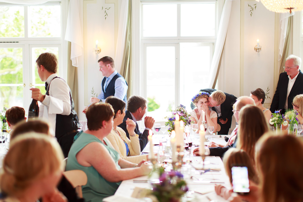 Lekar på middagen på bröllop på Gränsö slott - bröllopsfotograf Phia Bergdahl Västervik