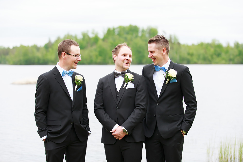 Brudgum med bestman i pelarne vimmerby - bröllopsfotograf Phia Bergdahl Västervik