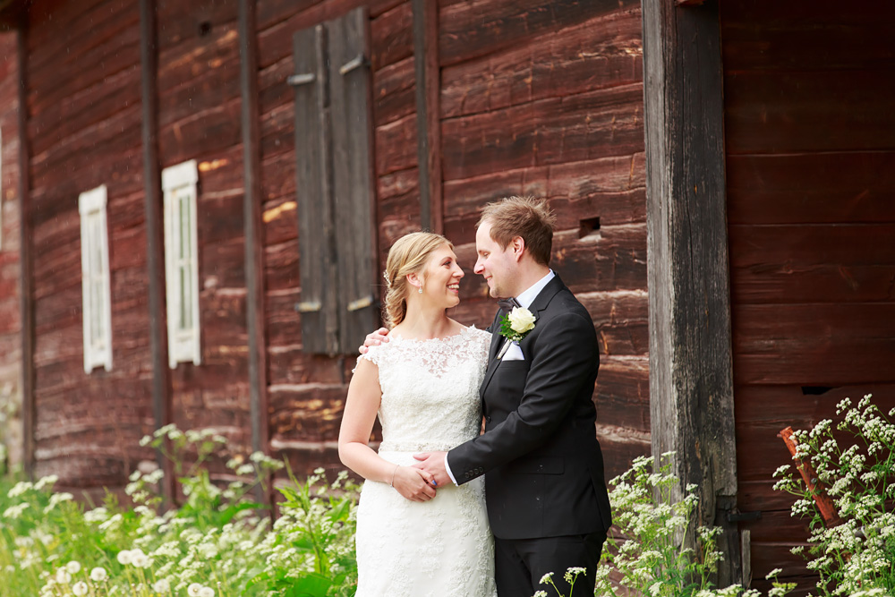 Brudpar vid lada i pelarne vimmerby - bröllopsfotograf Phia Bergdahl Västervik