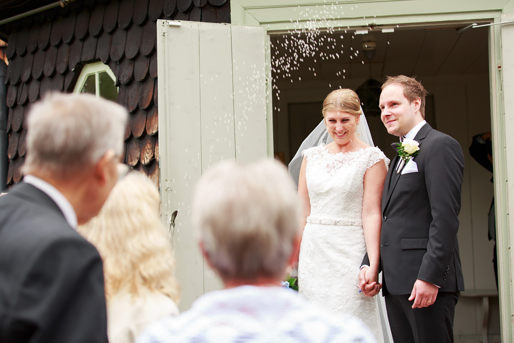 Bröllop i Pelarne kyrka vimmerby - bröllopsfotograf Phia Bergdahl Västervik
