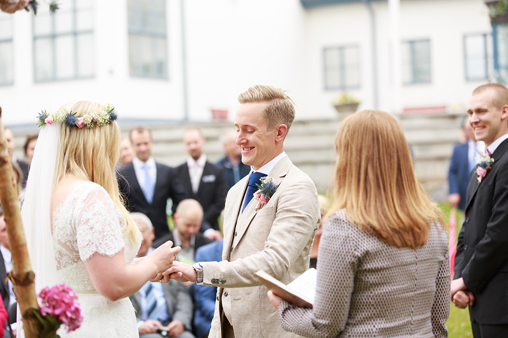 Brudpar växlar ringar på bröllop på Kulbacken, bröllopsfotograf Phia Bergdahl Västervik