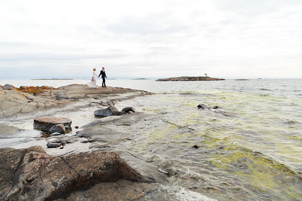 Brudpar vid havet på Händelöps huvud Västervik