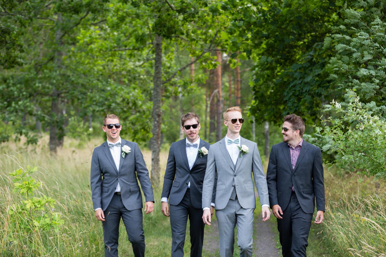 Bröllopsfotografering i Västervik - bestmen på promenad